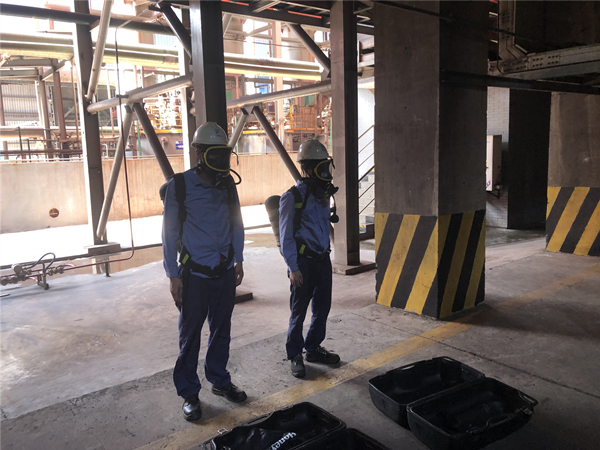 参赛人员已将空呼设备佩戴齐全.jpg 参赛人员已将空呼设备佩戴齐全.jpg