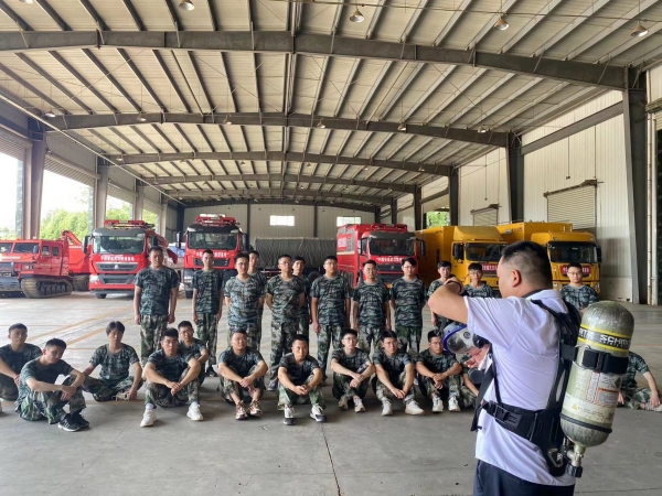 运营部安全专工教授正压式空呼器穿戴.jpg 运营部安全专工教授正压式空呼器穿戴.jpg