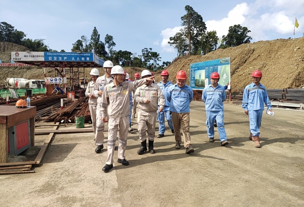 图1 永青集团青山大楼项目基础底板大体积混凝土浇筑顺利完成.jpg 图1 永青集团青山大楼项目基础底板大体积混凝土浇筑顺利完成.jpg