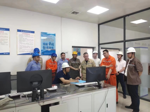 中国钢铁工业协会(中钢协)专家组刘爽莅临球团运营部现场检查工作.jpg 中国钢铁工业协会(中钢协)专家组刘爽莅临球团运营部现场检查工作.jpg