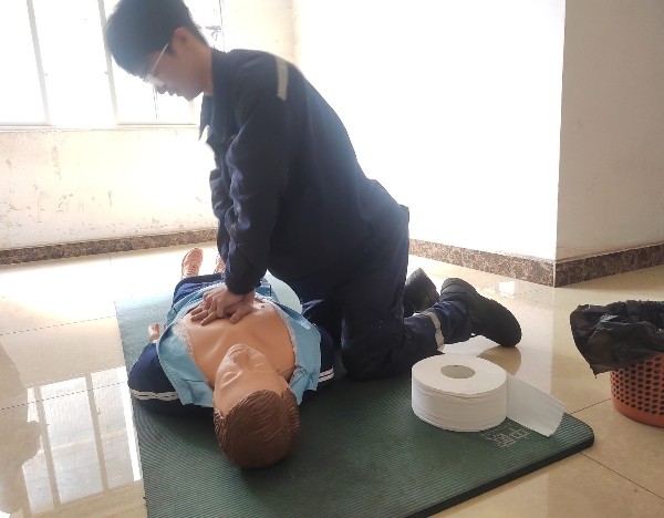 “心肺复苏术”实操演练_副本_副本.png “心肺复苏术”实操演练_副本_副本.png