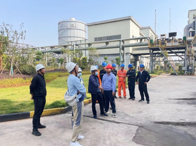 咸宁市环境局及第三方检测机构在现场检查.jpg 咸宁市环境局及第三方检测机构在现场检查.jpg