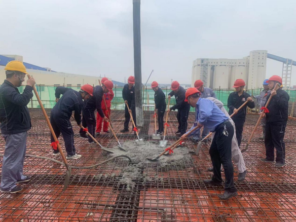 陕西延长石油兴化化工有限公司脱盐水站减排技术项目主体结构顺利封顶1_副本.png 陕西延长石油兴化化工有限公司脱盐水站减排技术项目主体结构顺利封顶1_副本.png